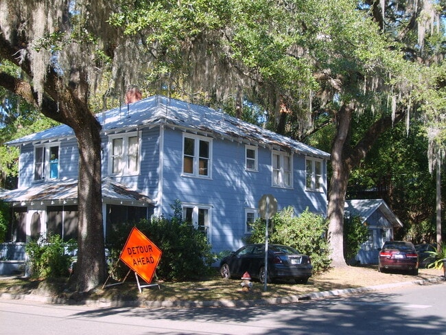 Building Photo - Historic 3 Bedroom, 1 Bathroom Apartment