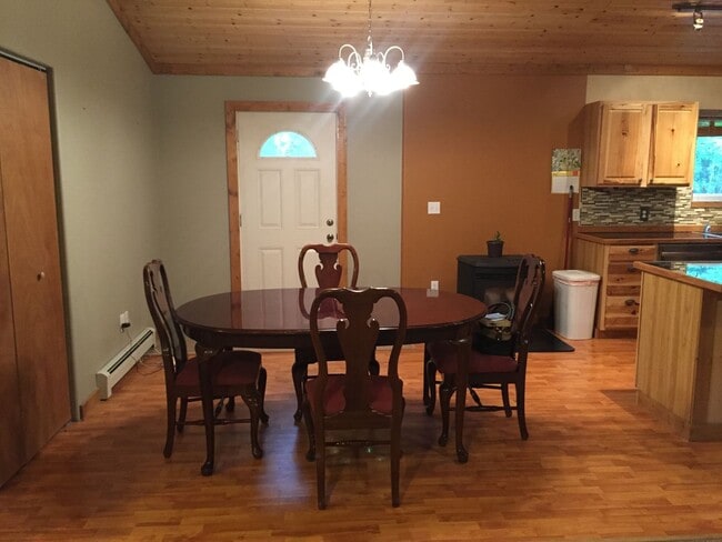 Building Photo - 3 bed/2 bath/ 2 car garage home in NP avai...