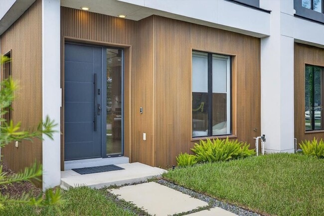 Building Photo - 423 W Amelia Ave