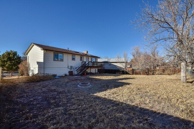 Foto del edificio - Home with huge backyard in Briargate!