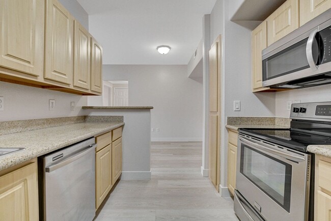 Building Photo - Gorgeous Downstairs One Bedroom in the Sou...