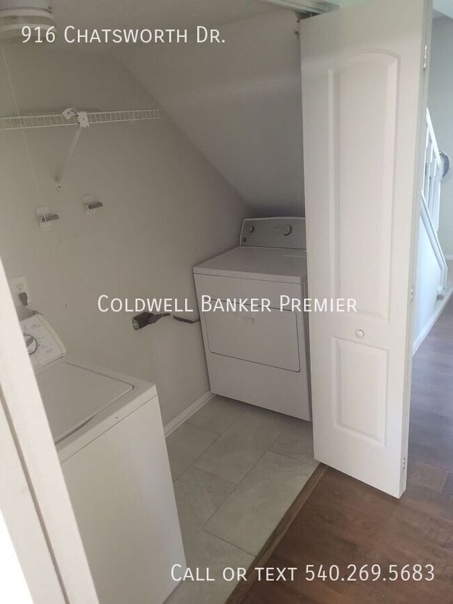 Photo - 916 Chatsworth Dr House