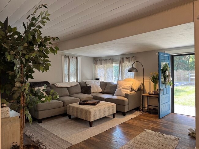 Building Photo - 50 Comfort St