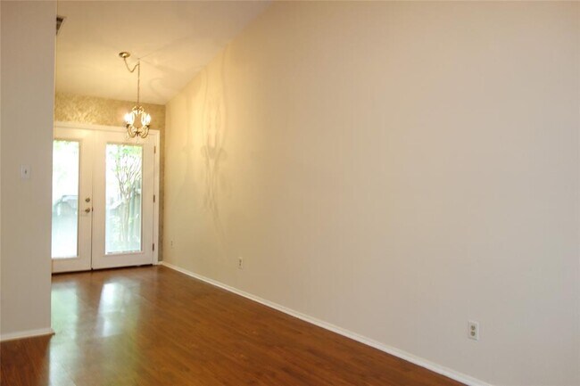 Building Photo - 1015 E Yager Ln