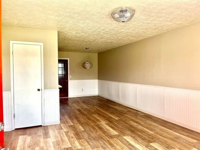 Foto del edificio - Cute 2-bedroom 1.5 bath townhome completely updated and only minutes from TAFB