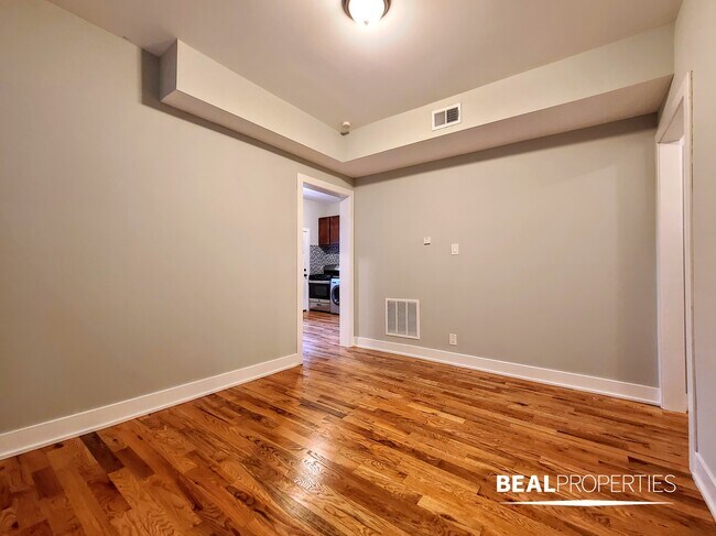 Building Photo - 641 W Oakdale Ave