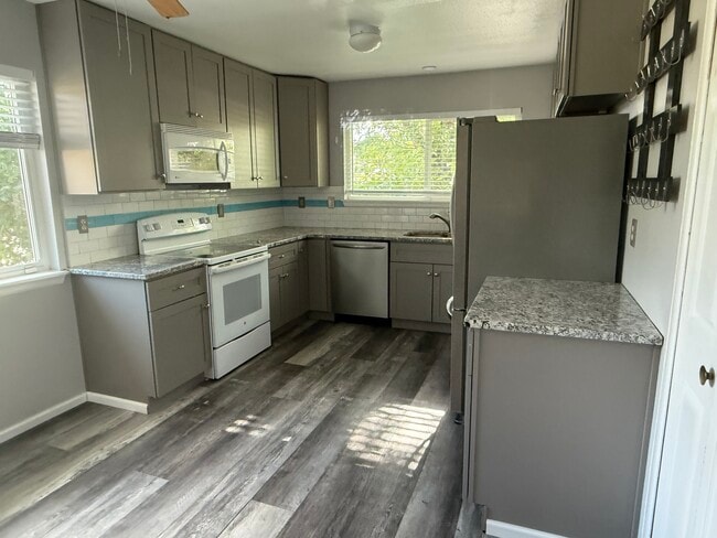 Kitchen - 1182 S Troy St