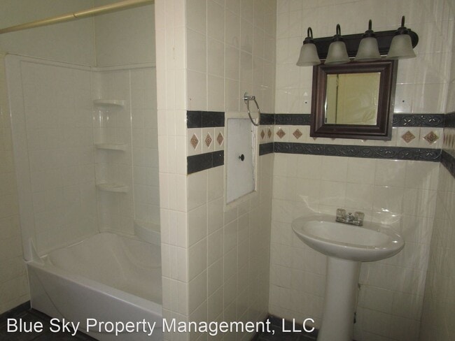 Building Photo - 3 br, 1 bath House - 1212 N Granville Ave