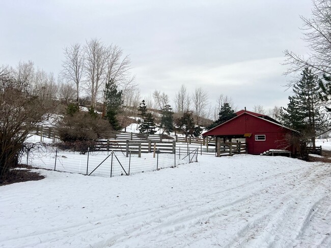 Building Photo - Country Living Retreat: Spacious 4-Bedroom...