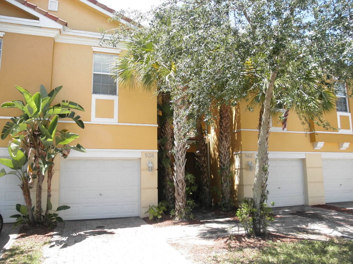 938 Pipers Cay Dr, West Palm Beach, FL 33415 Room for Rent in West