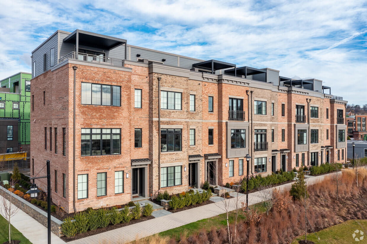 Primary Photo - Brownstones & Lofts at Edge-on-Hudson