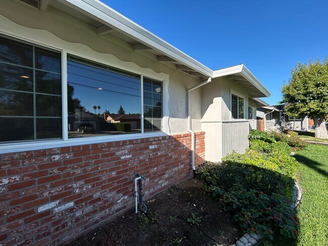 Building Photo - Spacious Single-Story 4BR Home with Bonus ...