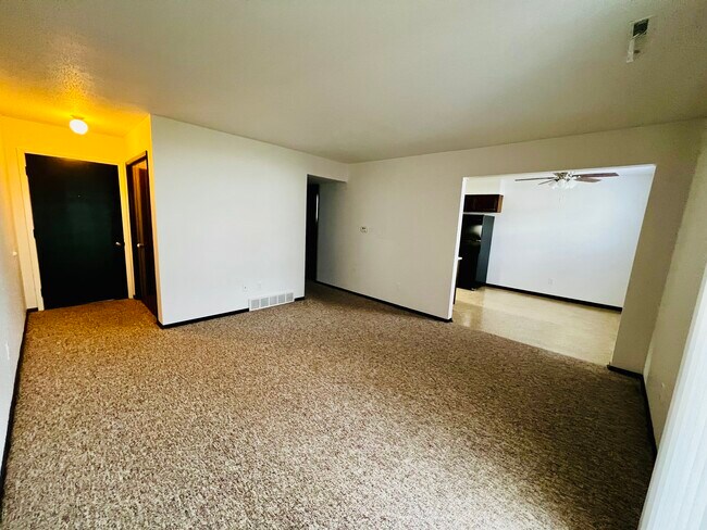 Living room - 218 N Center St