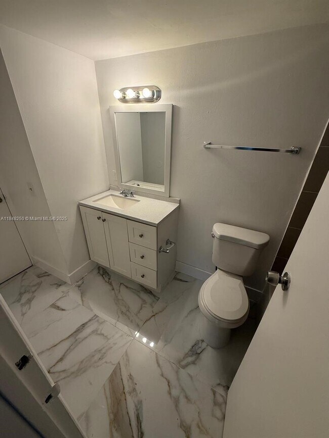Foto del edificio - 496 NW 165th St