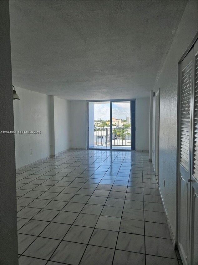 Foto del edificio - 8340 Harding Ave