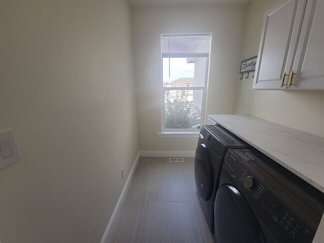 Building Photo - Stylish Single-Level Home in Pasco with Fi...