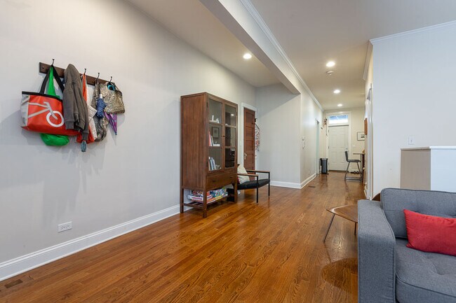 Building Photo - 2324 W Medill Ave