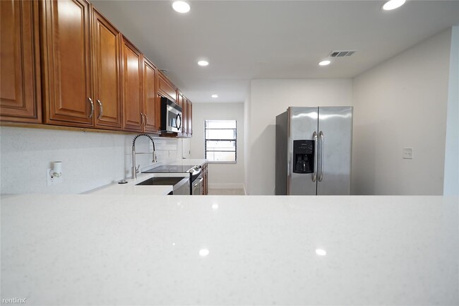 Foto del edificio - 3 br, 2 bath House - 661 NW 23rd Ter