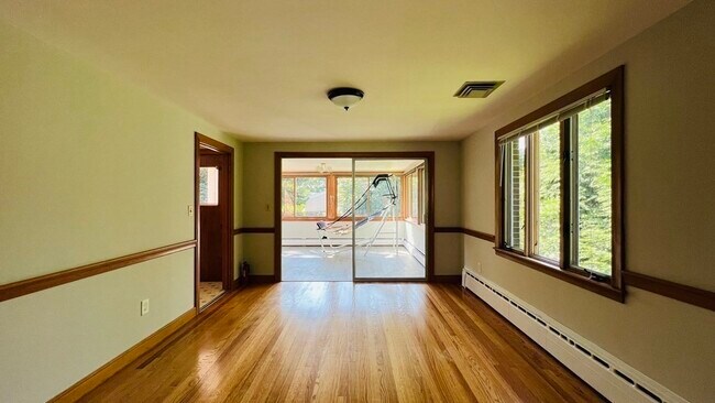 Building Photo - 252 Linden St