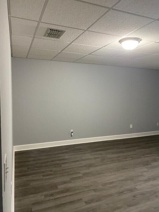 Building Photo - 1202 Westdale Dr