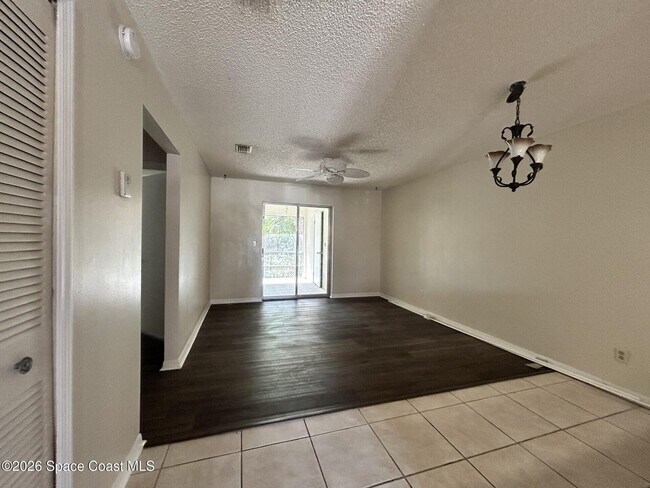 Foto del edificio - 3051 Sir Hamilton Cir