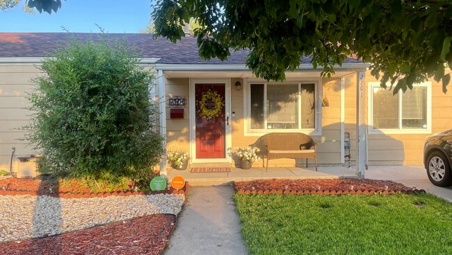 Foto del edificio - University Hills Charming Updated House 3 Bedrooms 1 Bath w/ Large Yard, Solar Panels & More