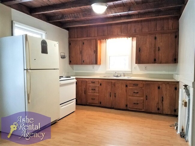 Building Photo - Charming 2 Bedroom 1 Bathroom Cottage By t...