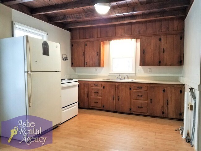 Foto del edificio - Charming 2 Bedroom 1 Bathroom Cottage By the River