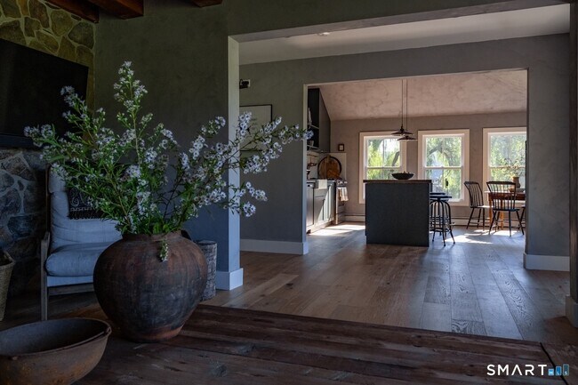 Foto del edificio - 69 Mudge Pond Rd