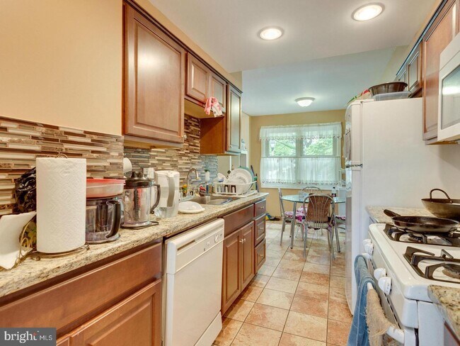 Building Photo - 9902 Lakepointe Dr