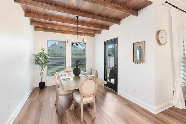 Building Photo - Clean 3 bed 2 bath home in quiet neighborh...