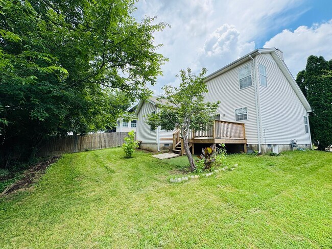 Back yard & deck - 2306 Surrey Ln
