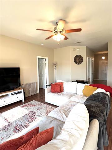 Foto del edificio - 721 Cedar Cove Dr