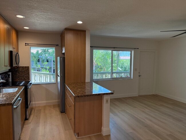 Building Photo - 1423 Holly Heights Dr