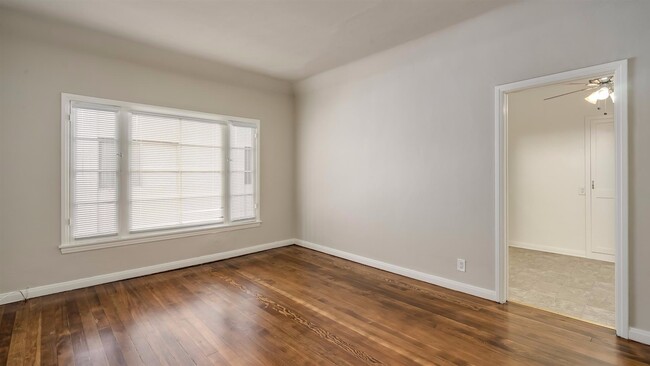 Sala de estar - 437 N Oakhurst Dr