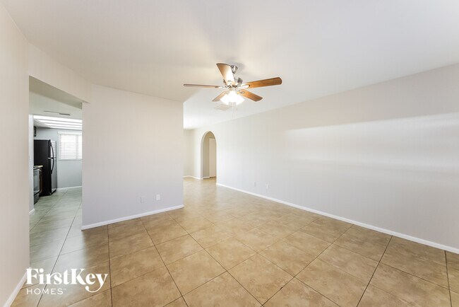 Building Photo - 2121 W Wikieup Ln