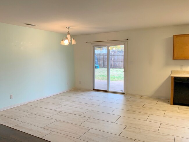 Dining area - 144 Sagebrook Dr