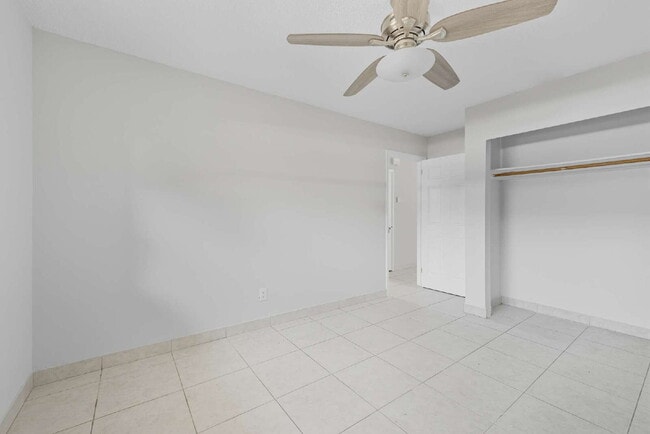 Foto del edificio - Non gated neighborhood in Naples