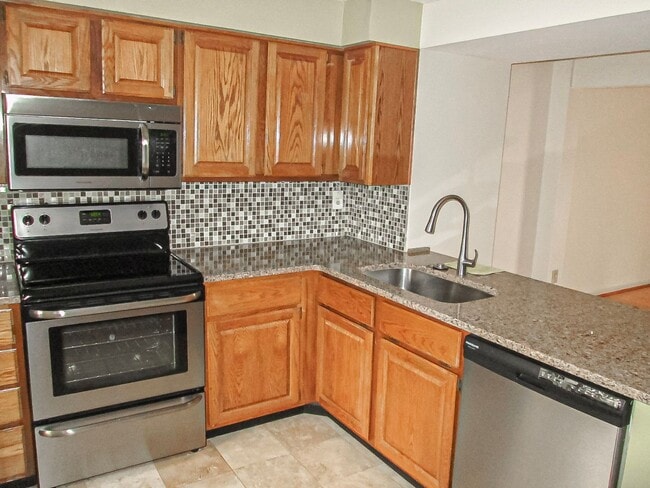 Building Photo - Lovely 2 Bedroom 2 Bathroom Townhome With ...