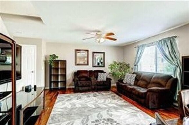 Building Photo - Lovely Gleneagle Charmer!