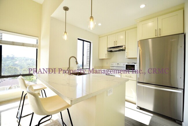 Building Photo - Bright and Updated Corner Unit Condo with ...