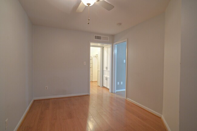 Foto del edificio - 5216 Arboles Dr