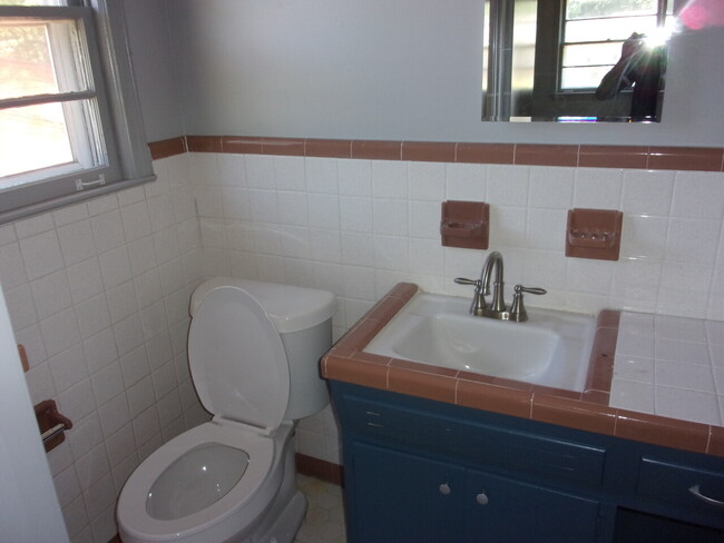 Foto del edificio - 1164 W. Lexington