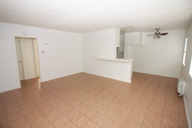 Sala de estar - 8123 Sepulveda Blvd