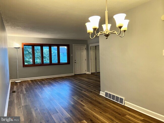Building Photo - 187 Cranbourne Dr