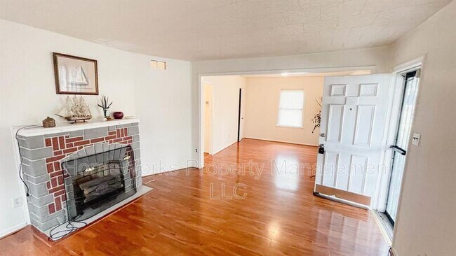 Building Photo - 905 Barron Ave