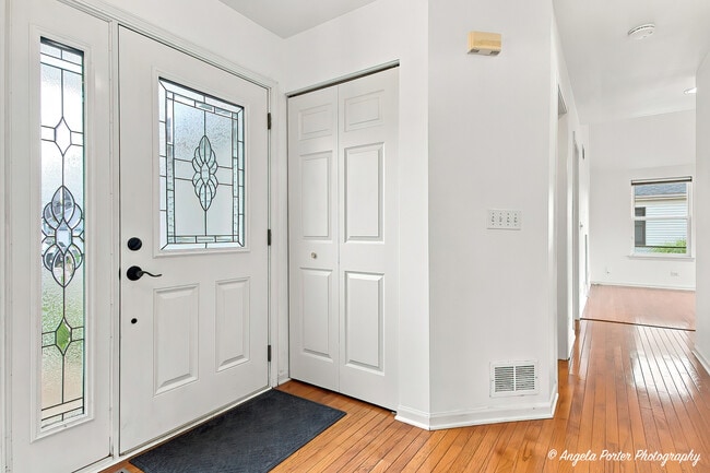 Building Photo - 10570 Wing Pointe Dr