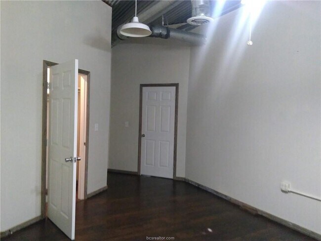 Building Photo - 211 W Washington Ave
