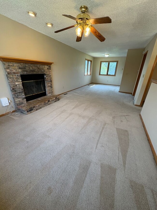 Building Photo - 806-806 Heartland Hills Dr