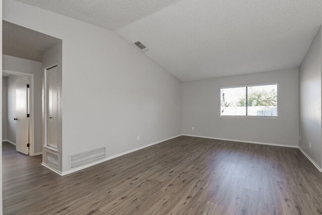 Foto del edificio - 10231 Cll Del Este